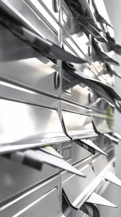 Gerahmter Druck : Moderne Metallbriefkästen, überfüllt mit Prospekten. Gerahmter Druck : Moderne Metallbriefkästen, überfüllt mit Prospekten.