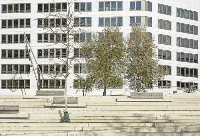 Gerahmter Druck : Neuer Bürokomplex, Fensterfront. Gerahmter Druck : Neuer Bürokomplex, Fensterfront.