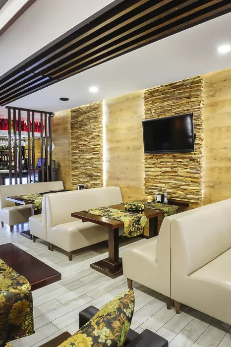 Gerahmter Druck : Moderne Restaurant-Ausstattung mit Tischen und Sofas. Gerahmter Druck : Moderne Restaurant-Ausstattung mit Tischen und Sofas.