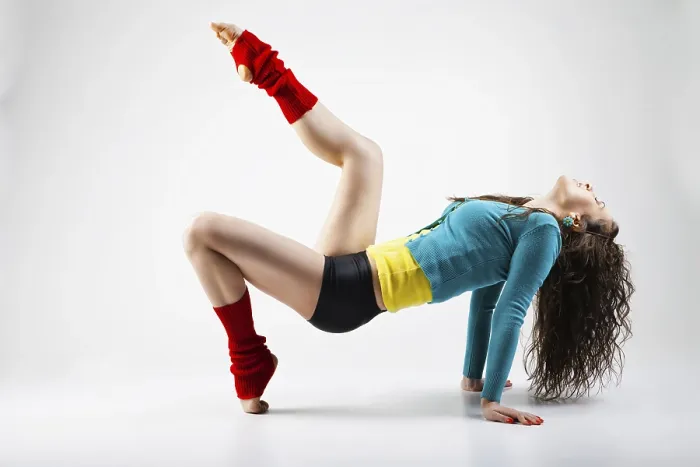 Gerahmter Druck : Moderne Tanzdancer posiert auf einem Studio-Grays-Hintergrund. Gerahmter Druck : Moderne Tanzdancer posiert auf einem Studio-Grays-Hintergrund.