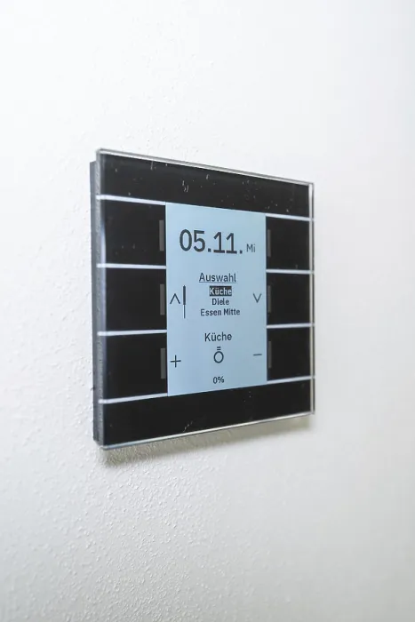 Gerahmter Druck : Ein moderner Schalter an der Wand mit blauer Anzeige. Gerahmter Druck : Ein moderner Schalter an der Wand mit blauer Anzeige.