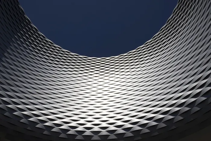 Gerahmter Druck : Moderne Wand mit blauem Himmel.