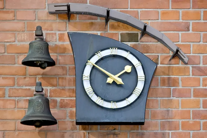 Gerahmter Druck : Moderne Wanduhr und zwei Glocken. Gerahmter Druck : Moderne Wanduhr und zwei Glocken.