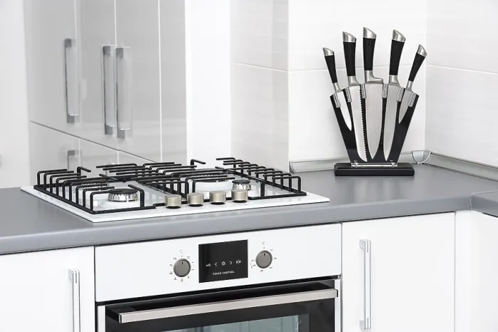 Gerahmter Druck : Moderne weiße und schwarze Küche. Gerahmter Druck : Moderne weiße und schwarze Küche.