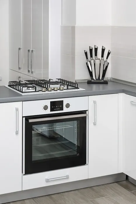 Gerahmter Druck : Moderne weiße und schwarze Küche. Gerahmter Druck : Moderne weiße und schwarze Küche.