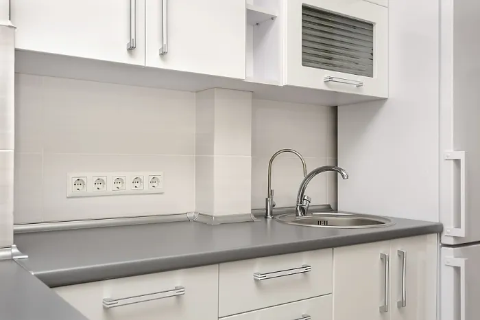 Gerahmter Druck : Moderne weiße und schwarze Küche. Gerahmter Druck : Moderne weiße und schwarze Küche.