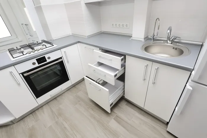 Gerahmter Druck : Moderne weiße und schwarze Küche. Gerahmter Druck : Moderne weiße und schwarze Küche.