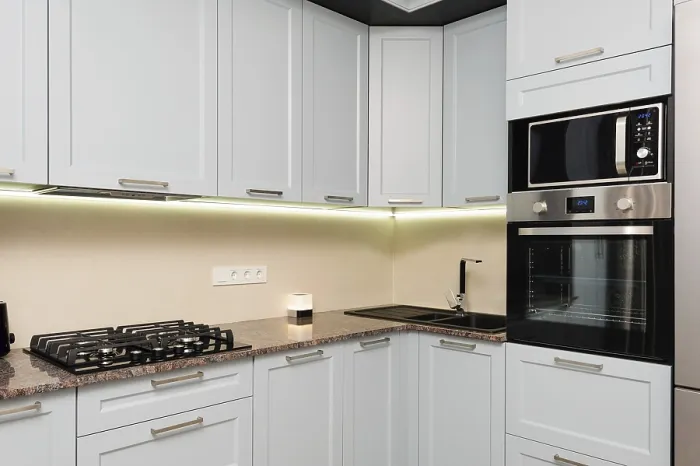 Gerahmter Druck : Moderne weiße und schwarze Küche. Gerahmter Druck : Moderne weiße und schwarze Küche.