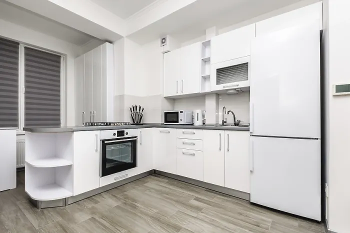 Gerahmter Druck : Moderne weiße und schwarze Küche. Gerahmter Druck : Moderne weiße und schwarze Küche.