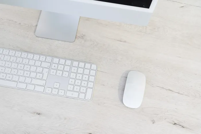 Gerahmter Druck : Moderne Arbeitsumgebung mit Desktop-Computer, Top-Ansicht Gerahmter Druck : Moderne Arbeitsumgebung mit Desktop-Computer, Top-Ansicht