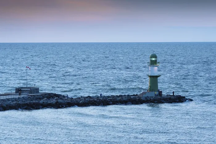 Gerahmter Druck : Mole mit Leuchtturm, Warnemünde. Gerahmter Druck : Mole mit Leuchtturm, Warnemünde.