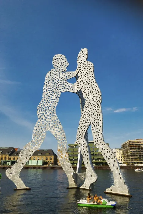 Gerahmter Druck : Molekülmann auf der Spree, Kunst. Gerahmter Druck : Molekülmann auf der Spree, Kunst.