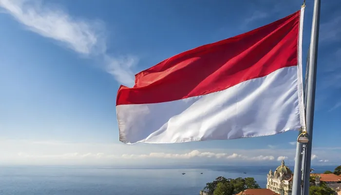 Gerahmter Druck : Die Flagge von Monaco flattert im Wind. Gerahmter Druck : Die Flagge von Monaco flattert im Wind.