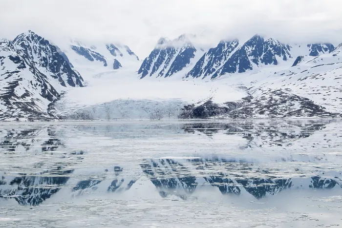 Gerahmter Druck : Monaco-Gletscher, im Wasser spiegelnd. Gerahmter Druck : Monaco-Gletscher, im Wasser spiegelnd.