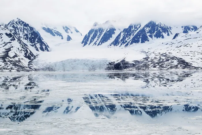 Gerahmter Druck : Monacobreen-Gletscher, im Wasser spiegelnd. Gerahmter Druck : Monacobreen-Gletscher, im Wasser spiegelnd.