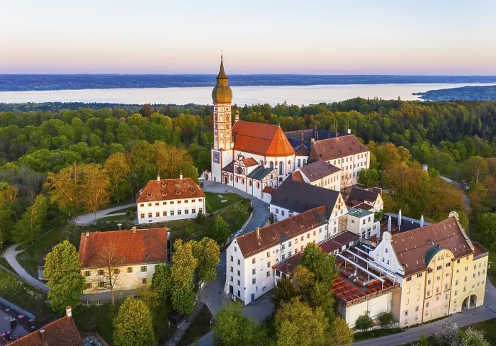 Gerahmter Druck : Kloster Andechs im morgendlichen Licht. Gerahmter Druck : Kloster Andechs im morgendlichen Licht.