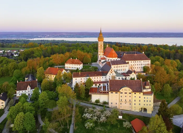 Gerahmter Druck : Kloster Andechs im Morgenlicht. Gerahmter Druck : Kloster Andechs im Morgenlicht.