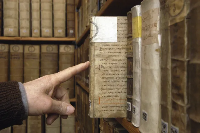 Gerahmter Druck : In einer Klosterbibliothek mit Büchern. Gerahmter Druck : In einer Klosterbibliothek mit Büchern.