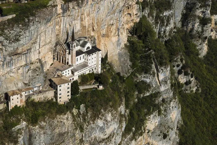 Gerahmter Druck : Kloster auf einer Steilhang in einem Schlucht. Gerahmter Druck : Kloster auf einer Steilhang in einem Schlucht.