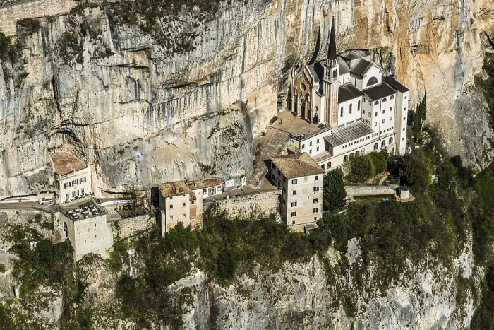 Gerahmter Druck : Kloster auf einem Hang in einer Schlucht Gerahmter Druck : Kloster auf einem Hang in einer Schlucht