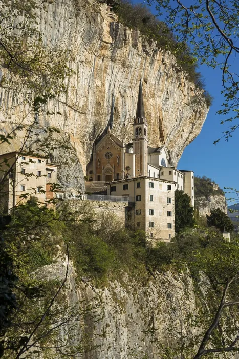 Gerahmter Druck : Kloster auf einer Böschung in einem Schlucht. Gerahmter Druck : Kloster auf einer Böschung in einem Schlucht.