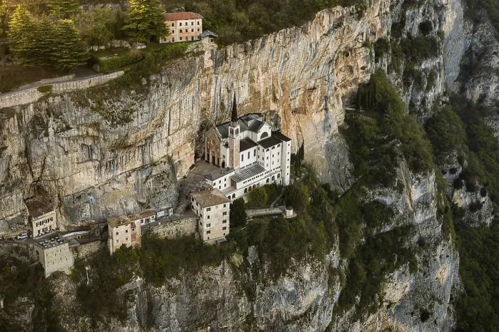 Gerahmter Druck : Kloster auf einer Steilhang in einem Schlucht Gerahmter Druck : Kloster auf einer Steilhang in einem Schlucht