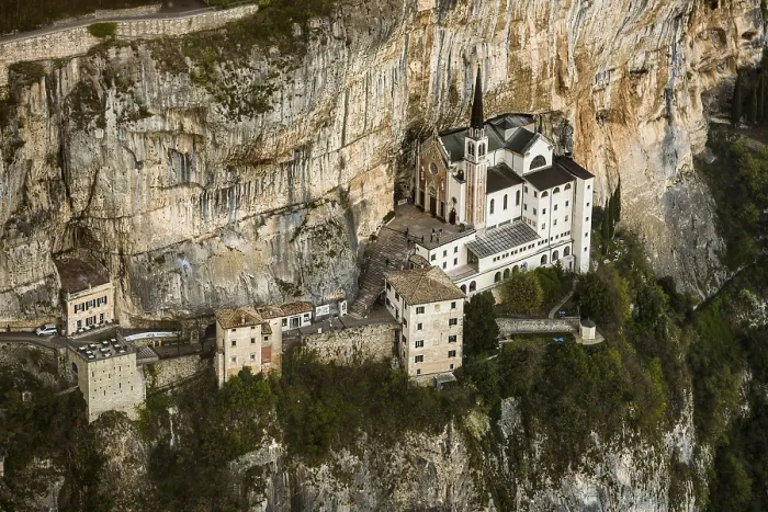 Gerahmter Druck : Kloster auf einer Hang in einem Schlucht. Gerahmter Druck : Kloster auf einer Hang in einem Schlucht.
