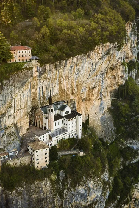 Gerahmter Druck : Kloster auf einer Hänge in einem Schlucht. Gerahmter Druck : Kloster auf einer Hänge in einem Schlucht.