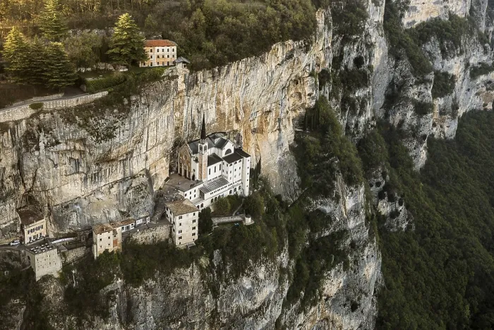 Gerahmter Druck : Kloster auf einer Steilhang in einem Tal. Gerahmter Druck : Kloster auf einer Steilhang in einem Tal.