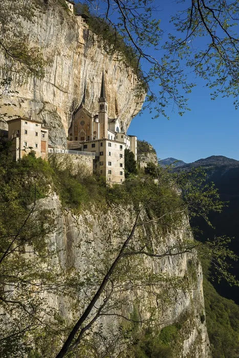Gerahmter Druck : Kloster auf einer Steilhang in einem Schlucht. Gerahmter Druck : Kloster auf einer Steilhang in einem Schlucht.