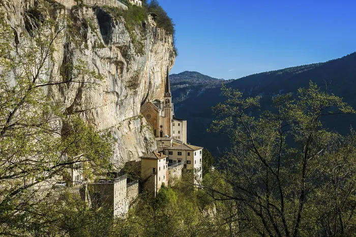 Gerahmter Druck : Kloster auf einer Hang in einem Schlucht. Gerahmter Druck : Kloster auf einer Hang in einem Schlucht.