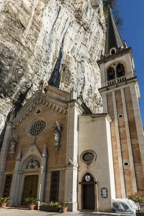 Gerahmter Druck : Kloster auf einem Hang in einer Schlucht. Gerahmter Druck : Kloster auf einem Hang in einer Schlucht.