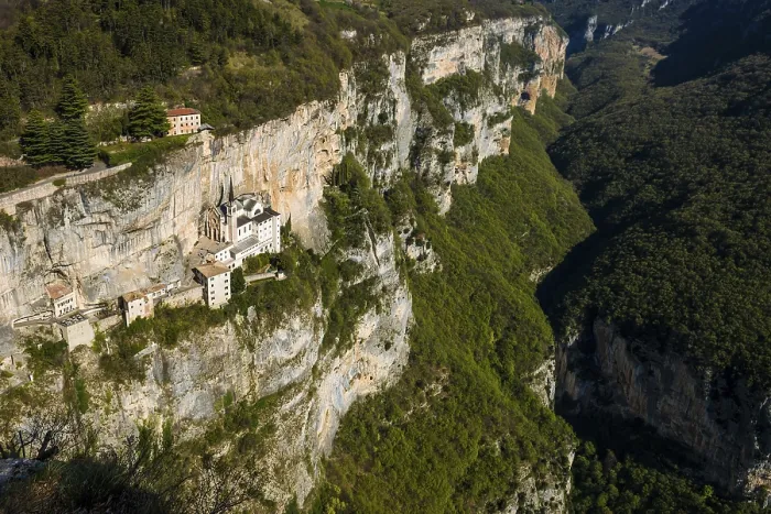 Gerahmter Druck : Kloster auf einer Hang in einem Schlucht. Gerahmter Druck : Kloster auf einer Hang in einem Schlucht.