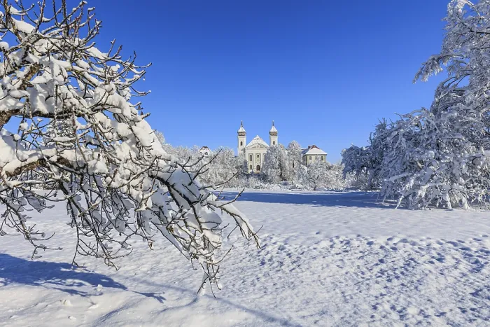 Gerahmter Druck : Kloster im Schnee, Bäume, Winter. Gerahmter Druck : Kloster im Schnee, Bäume, Winter.