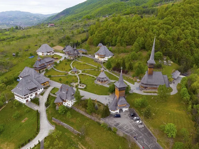 Gerahmter Druck : Kloster inmitten der Natur