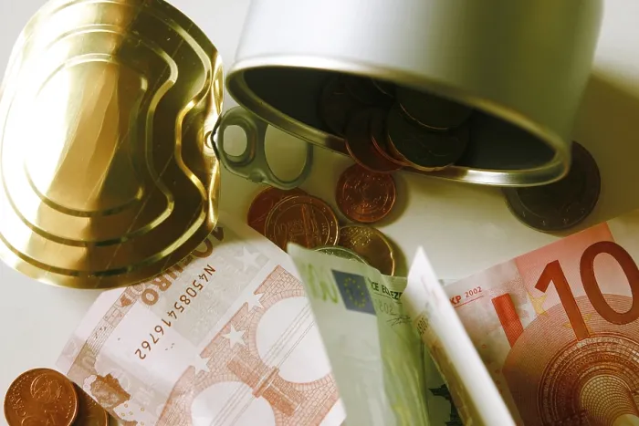 Gerahmter Druck : Geld in einer Schachtel. Gerahmter Druck : Geld in einer Schachtel.