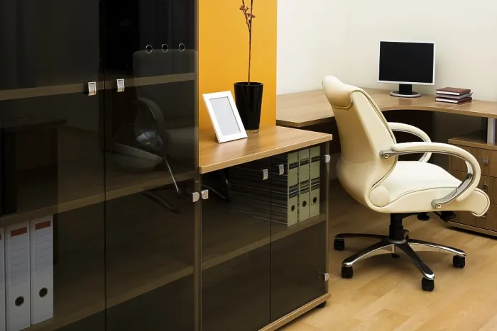 Gerahmter Druck : Der Bildschirm auf einem Tisch in einem modernen Büro. Gerahmter Druck : Der Bildschirm auf einem Tisch in einem modernen Büro.