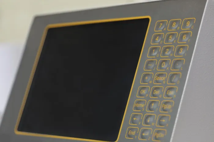 Gerahmter Druck : Monitor mit touchsensitiven Tasten auf Maschine, Nahansicht Gerahmter Druck : Monitor mit touchsensitiven Tasten auf Maschine, Nahansicht