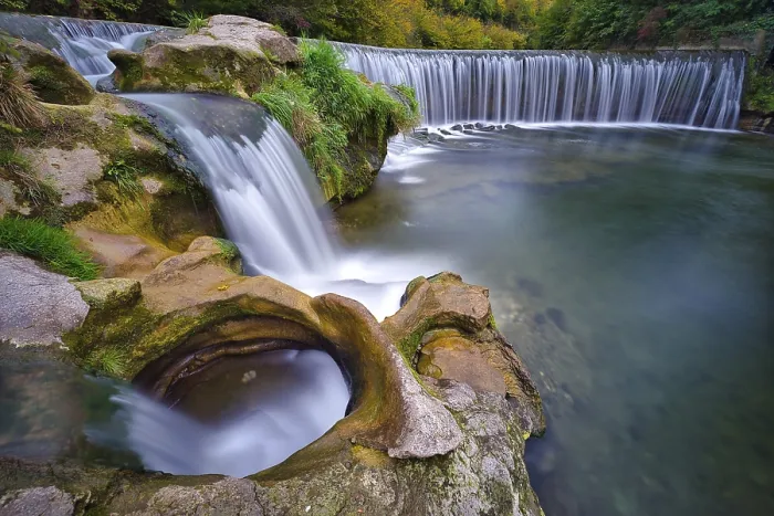 Gerahmter Druck : Affe schlemmt in einem Wasserfall am Fluss Toss. Gerahmter Druck : Affe schlemmt in einem Wasserfall am Fluss Toss.
