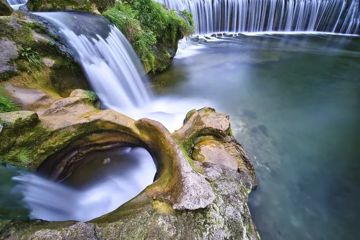 Gerahmter Druck : Affe schlingert sich im Wasserfall am Fluss Toss. Gerahmter Druck : Affe schlingert sich im Wasserfall am Fluss Toss.