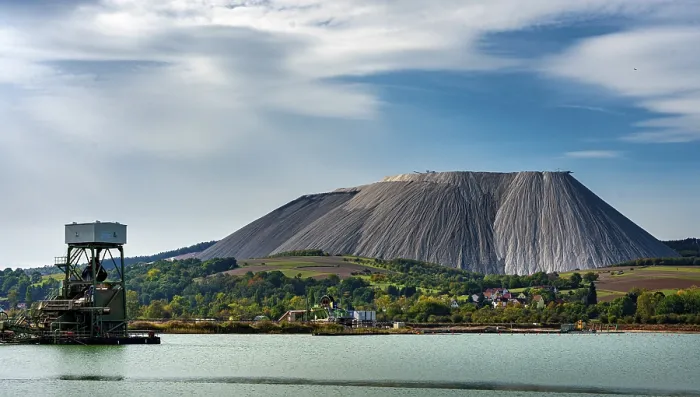 Gerahmter Druck : Der Bergbauabfallberg Monte Kali in Thüringen. Gerahmter Druck : Der Bergbauabfallberg Monte Kali in Thüringen.