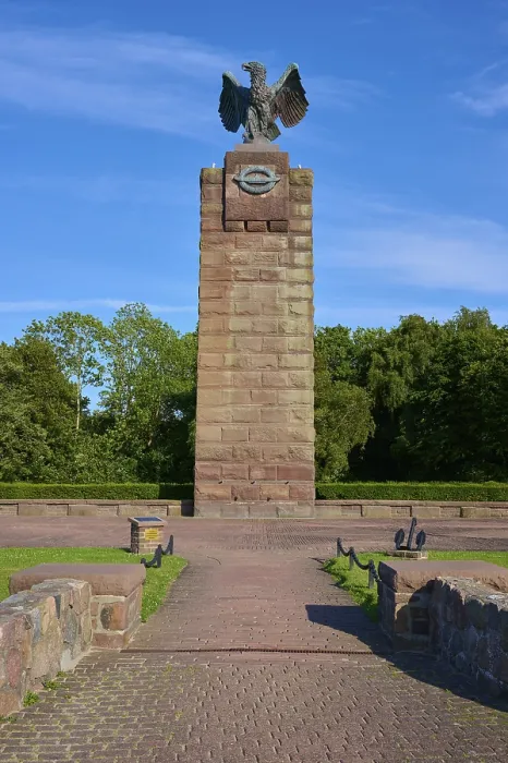 Gerahmter Druck : Denkmal mit Adler auf Sockel. Gerahmter Druck : Denkmal mit Adler auf Sockel.