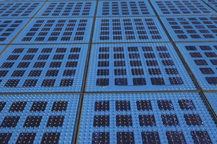 Gerahmter Druck : Denkmal oder Gruß der Sonne - Solarenergieanlage von Nikola Basic. Gerahmter Druck : Denkmal oder Gruß der Sonne - Solarenergieanlage von Nikola Basic.
