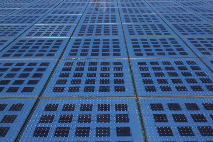 Gerahmter Druck : Denkmal oder Gruß zum Sonnenauge Solarenergieanlage von Nikola Basic. Gerahmter Druck : Denkmal oder Gruß zum Sonnenauge Solarenergieanlage von Nikola Basic.