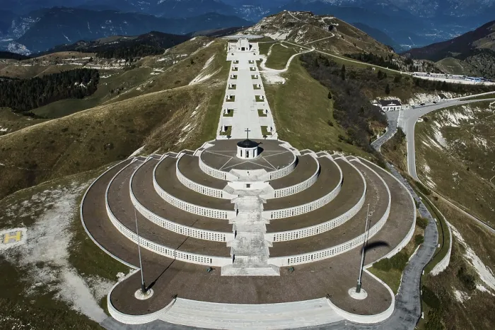 Gerahmter Druck : Denkmal am Monte Grappa, Erster Weltkrieg. Gerahmter Druck : Denkmal am Monte Grappa, Erster Weltkrieg.
