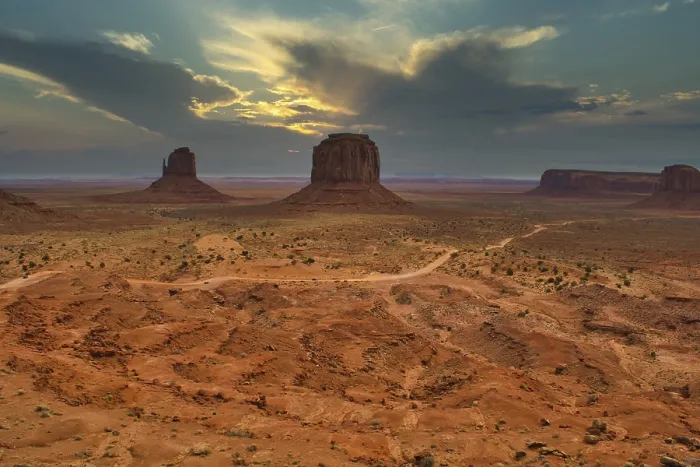 Gerahmter Druck : Monument Valley - dramatische Landschaft Gerahmter Druck : Monument Valley - dramatische Landschaft