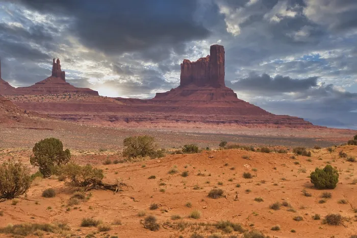 Gerahmter Druck : Dramatische Landschaft von Monument Valley Gerahmter Druck : Dramatische Landschaft von Monument Valley