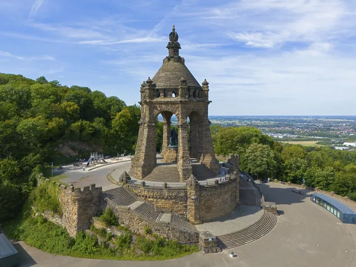 Gerahmter Druck : Ein monumentales Gebäude auf einem Hügel. Gerahmter Druck : Ein monumentales Gebäude auf einem Hügel.