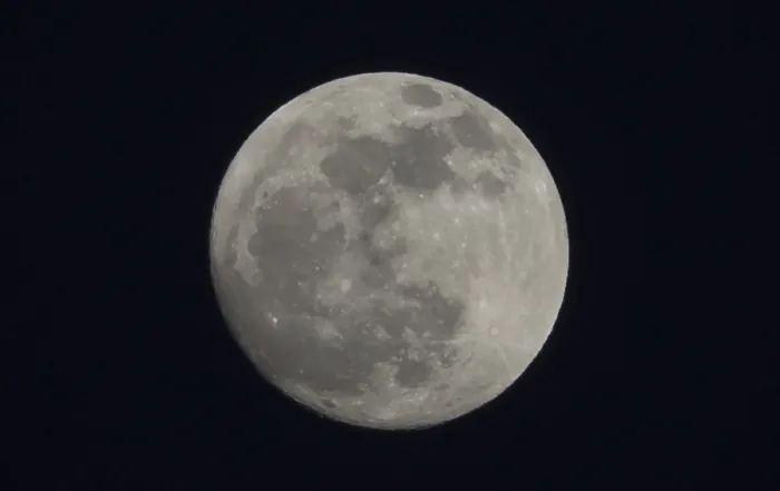 Gerahmter Druck : Vollmond. Ein Vollmond über der Erde, seine weiche Schönheit beleuchtet die Nacht Gerahmter Druck : Vollmond. Ein Vollmond über der Erde, seine weiche Schönheit beleuchtet die Nacht