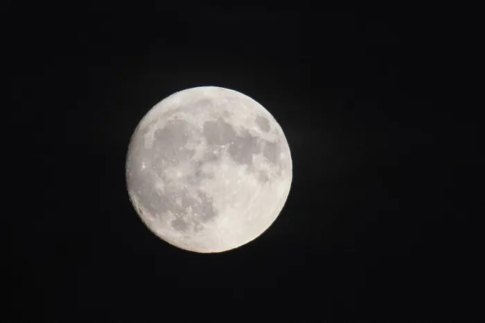 Gerahmter Druck : Vollmond gegen einen dunklen Abendhimmel. Gerahmter Druck : Vollmond gegen einen dunklen Abendhimmel.